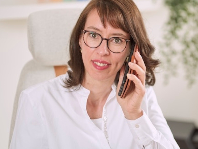 Kerstin Ammon-Weiß am Telefon