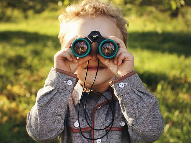 Kleiner Junge mit Fernglas